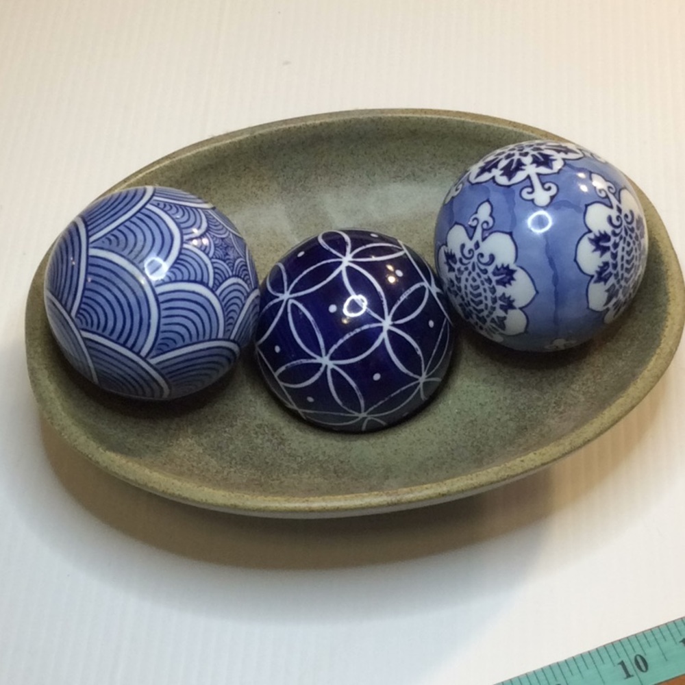 Ceramic dish with 3 ceramic balls.